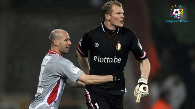 Điểm ấn tượng nhất của Van Hout chính là đôi bàn tay hộ pháp