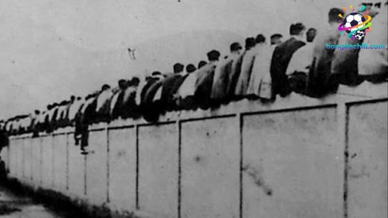 Bức tường người và những cái mông của fan Barca