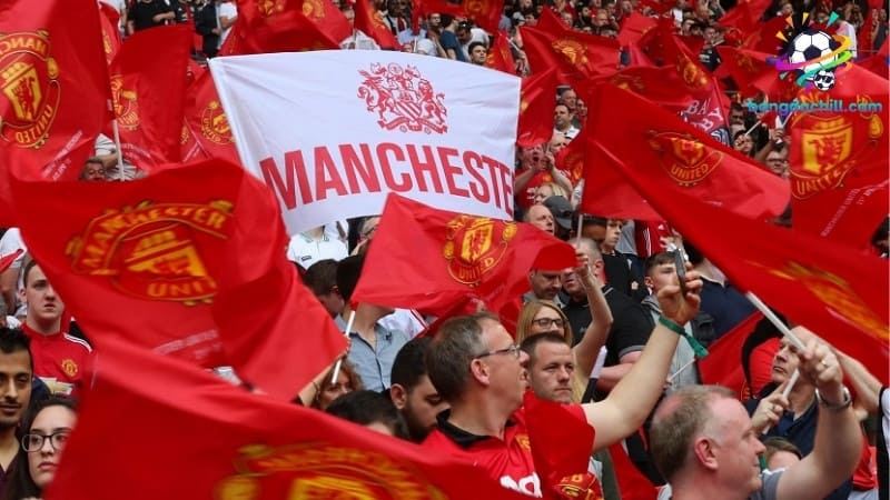 Fan của MU bị CĐM đặt nhiều tên gọi