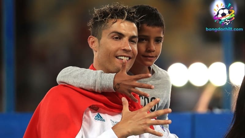 Những giả thuyết về mẹ của Ronaldo JR
