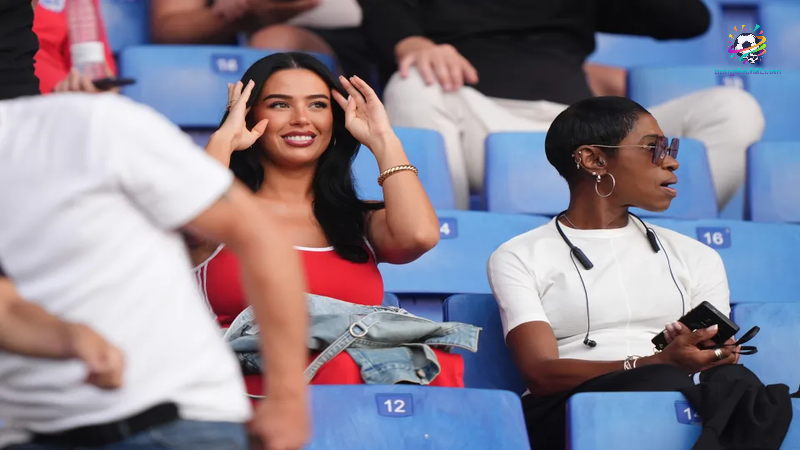 Nàng mẫu phá vỡ sự kín tiếng của Jude Bellingham