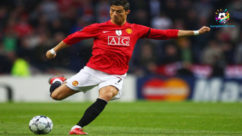 Cristiano Ronaldo phá lưới Porto với cú sút 35m