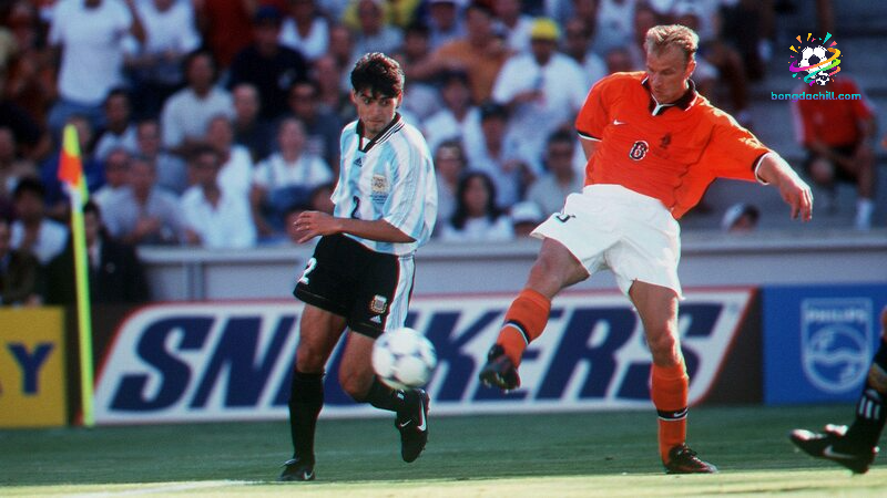 Pha xử lý bóng thần sầu của Dennis Bergkamp