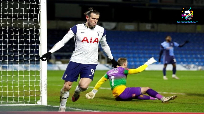 Bale có cú sút xa bằng chân trái thủng lưới West Ham