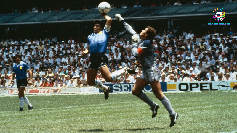 Maradona dứt điểm đầy tranh cãi