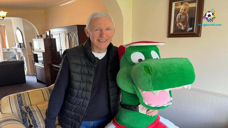 Người đằng sau trang phục khủng long là Jerry Quy