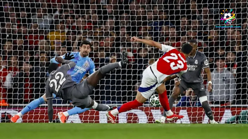 Toni Kroos với pha dứt điểm nguy hiểm vào lưới Arsenal