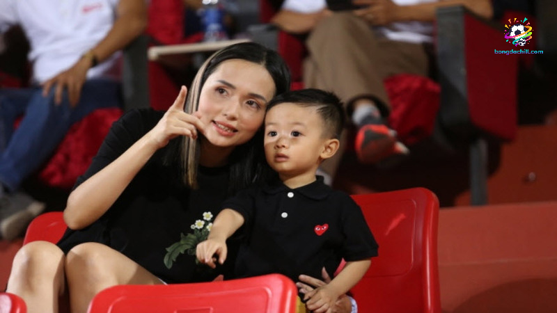 Vợ Cầu Thủ Văn Quyết – Gia Thế Và Cuộc Sống Kín Tiếng vợ cầu thủ văn quyết