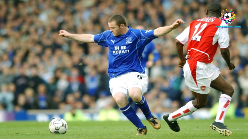 Wayne Rooney có cú sút xa từ năm 16 tuổi